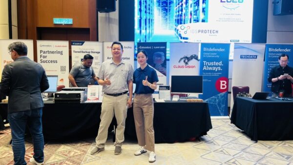 英方海外营销负责人敖霞Shall及其团队