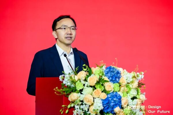 英方软件董事长兼总经理胡军擎Justin发表了题为《共启新梦想·Design Our Future》的开年主题演讲