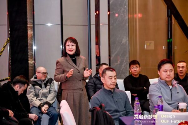 销售副总裁赵丽荣率先发言