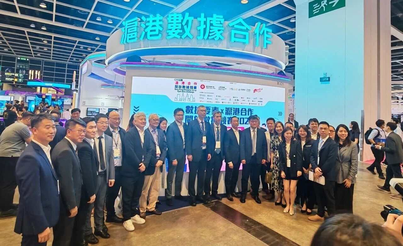 香港财政司司长陈茂波‌一行在沪港数据合作合影